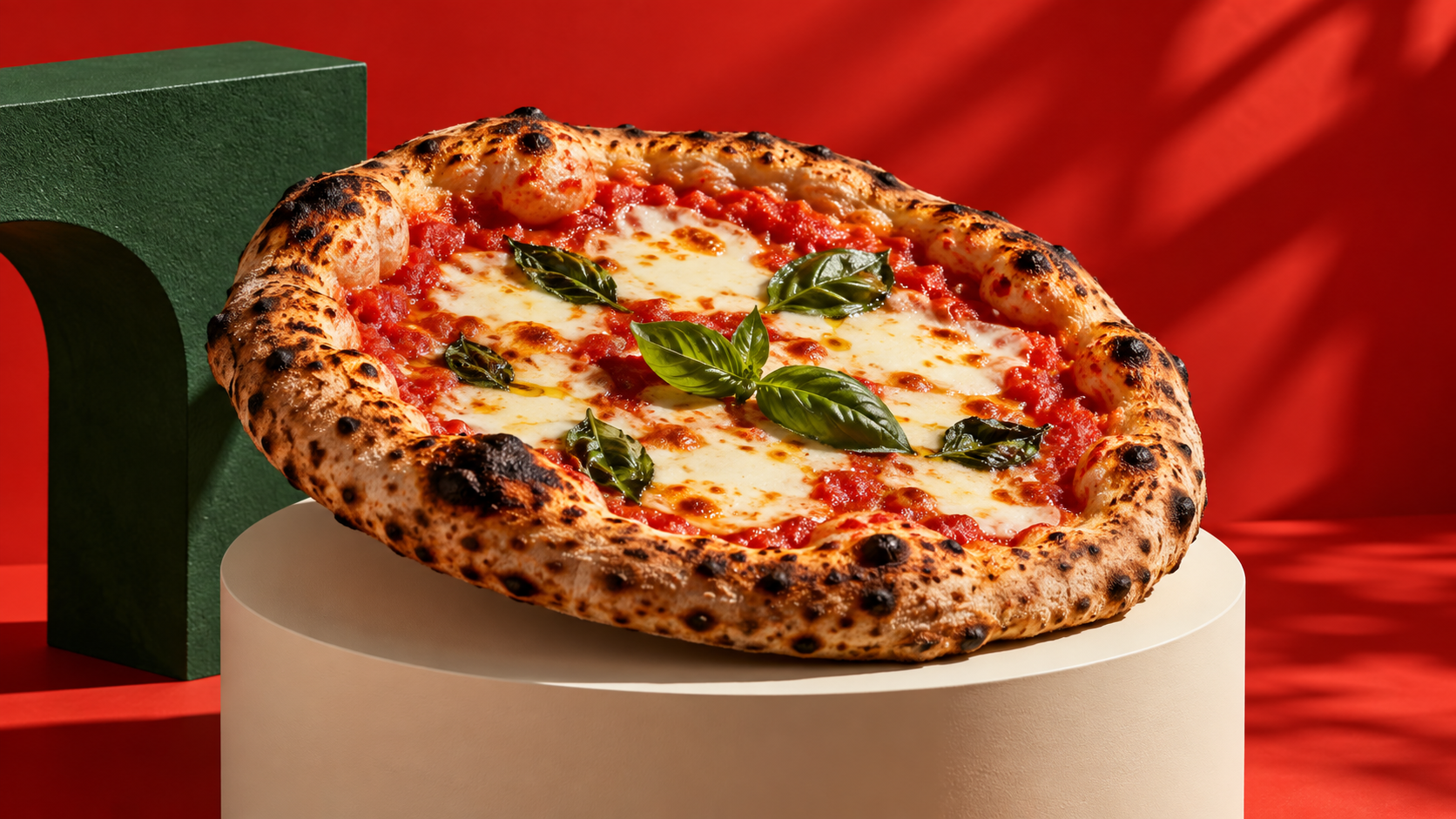 Ambachtelijke pizza op een crèmekleurig plateau tegen een rode achtergrond